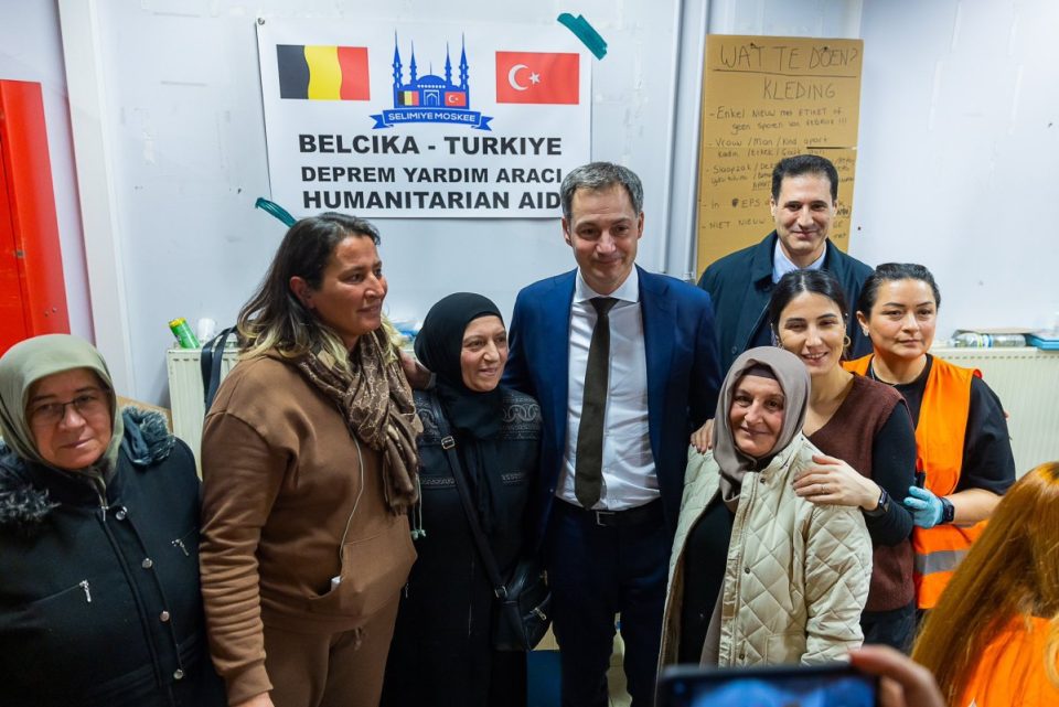 kryeministri-belg-viziton-qendren-e-ndihmave-per-te-prekurit-nga-termeti-ne-turqi