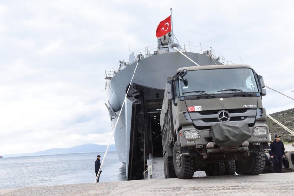 anija-ushtarake-turke-kthehet-ne-spital-per-te-prekurit-nga-termeti
