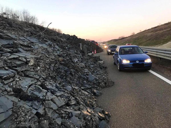 rreshqitje-dheu-ne-autostraden-“ibrahim-rugova”,-veshtiresohet-qarkullimi
