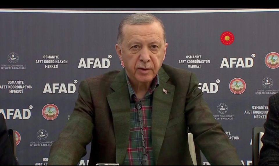 erdogan:-ata-qe-jane-pergjegjes-per-vdekjet-pas-termeteve-do-te-mbajne-pergjegjesi-–-video