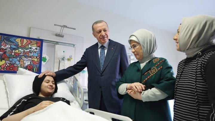 presidenti-erdogan-vizitoi-te-lenduarit-nga-termeti-ne-spitalin-e-ankarase