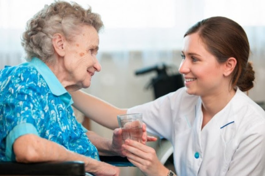 ​tri-keshilla-qe-cdo-infermier/e-duhet-te-dije-kur-punon-me-te-moshuar