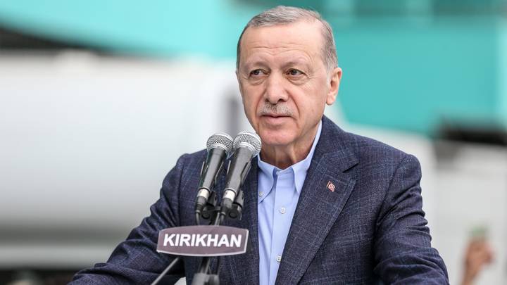 erdogan:-afersisht-200-mije-njesi-banimi-do-te-ndertohen-ne-hatay-–-video