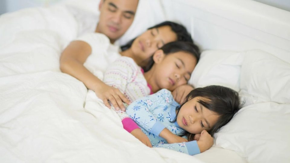 ekspertja-shpjegon-arsyen-pse-foshnjat-nuk-duhet-te-flene-me-prinderit-ne-shtrat