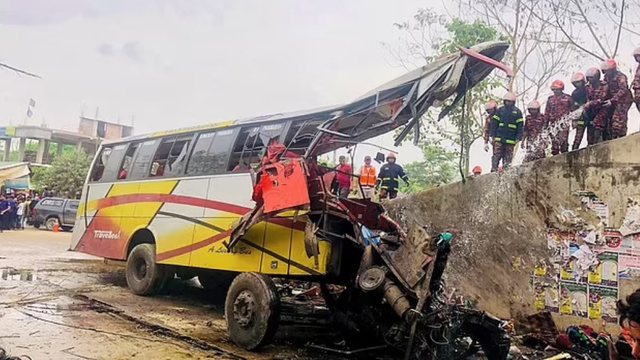 tragjedi-ne-bangladesh:-vdesin-19-persona-pasi-autobusi-del-nga-rruga-dhe-bie-30-metra-ne-kanal