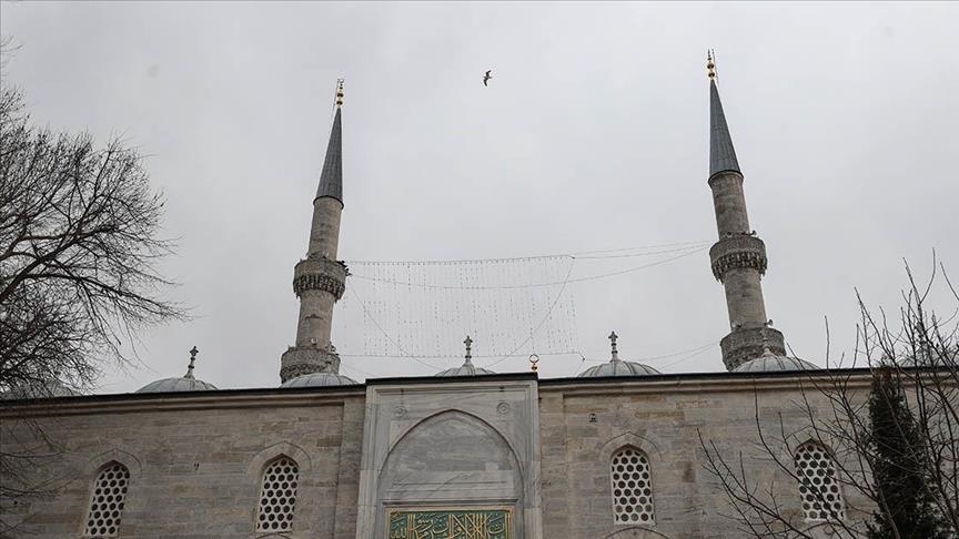 istanbul,-ne-prag-te-ramazanit-xhamite-zbukurohen-me-mahya