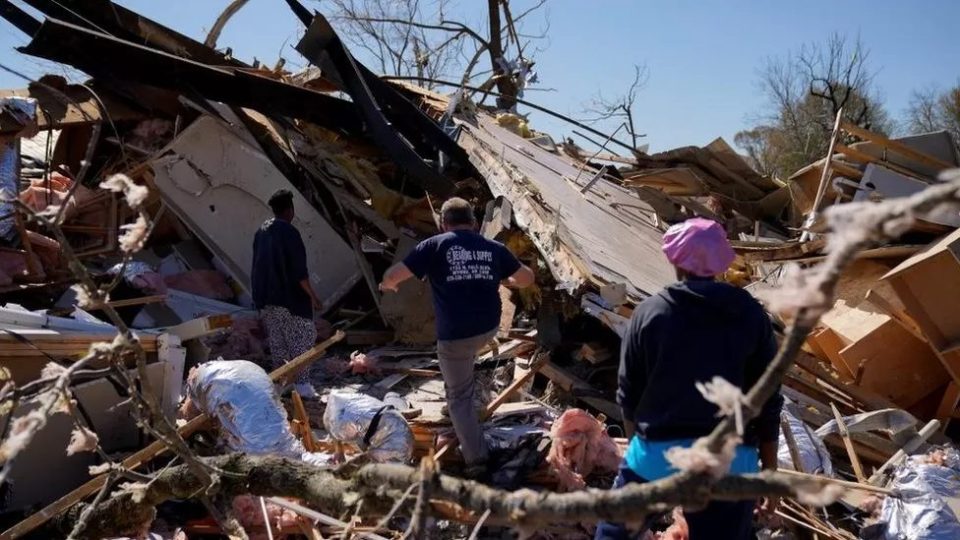 tornadot-ne-shba:-numri-i-te-vdekurve-rritet-pasi-stuhite-ekstreme-shkaterrojne-disa-shtete-–-video