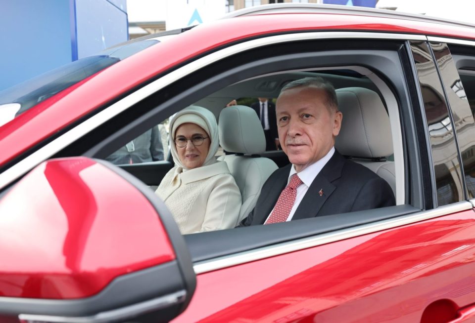 erdogan:-makina-e-pare-elektrike-autoktone-turke-‘togg’-del-ne-rruge
