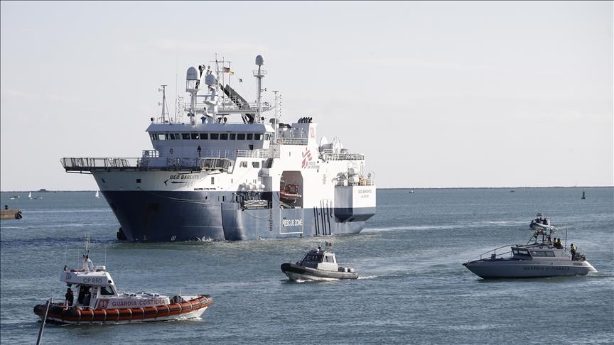 anija-e-ojq-se-franceze-shpeton-mbi-400-emigrante-te-parregullt-ne-mesdhe-–-video