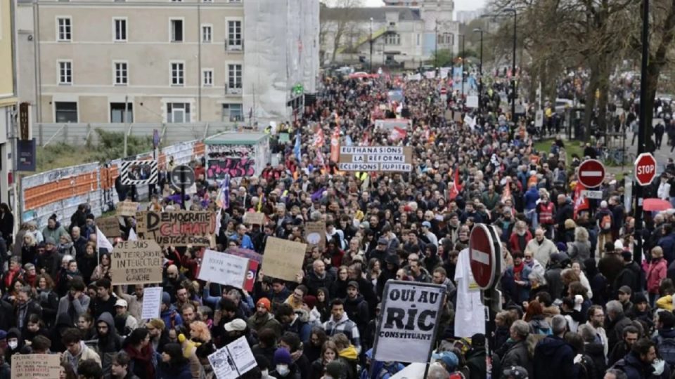 qeveria-franceze-nuk-gjen-qetesi,-protestat-masive-mbyllin-biznese-e-shkolla