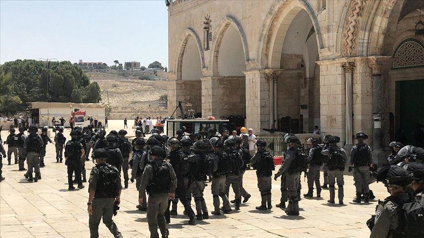 policia-izraelite-nderhyn-ndaj-grupit-qe-shkoi-ne-xhamine-al-aksa-per-faljen-e-namazit-te-sabahut