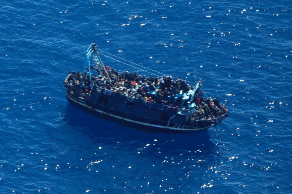 permbytet-anija-me-400-emigrante-ne-ujerat-e-greqise,-kapiteni-braktis-mjetin-e-lundrimit!-pasagjeret-ne-rrezik