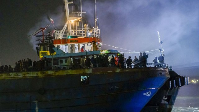 1200-emigrante-bllokohen-ne-jug-te-sicilise,-rrezikojne-te-mbyten-ne-anijet-e-peshkimit