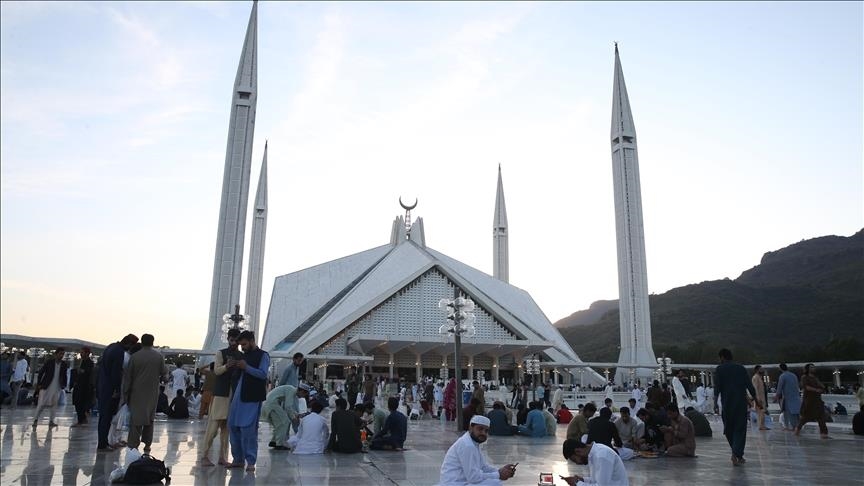 pakistan,-muslimanet-vazhdojne-traditen-e-takimit-per-iftar-ne-xhamine-faisal