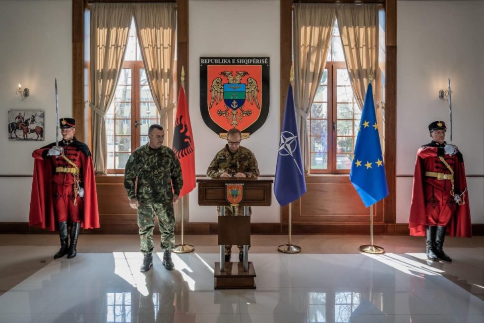 komandanti-i-kfor-it-shkon-ne-shqiperi,-diskuton-me-zyrtaret-e-mbrojtjes-per-situaten-e-sigurise-ne-kosove