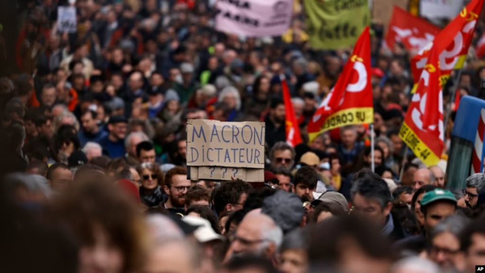 qindra-mijera-njerez-protestojne-ne-france-kunder-reformes-ne-pensione-–-video