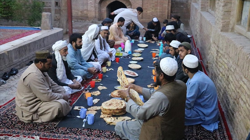afganistan,-vazhdon-tradita-shekullore-e-mbledhjes-ne-iftare-te-perbashketa-ne-xhami
