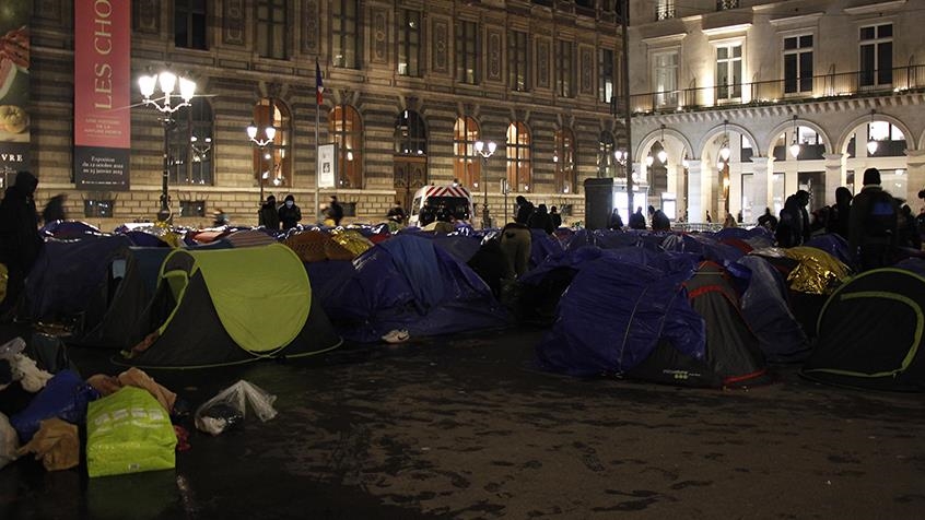 migrante-te-pastrehe-ne-paris-kalojne-naten-para-bashkise,-kerkojne-strehim