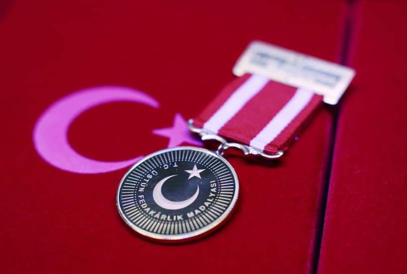kosoves-i-ndahet-medalje-presidenciale-nga-erdogan-per-ndihmen-pas-termeteve-ne-turqi