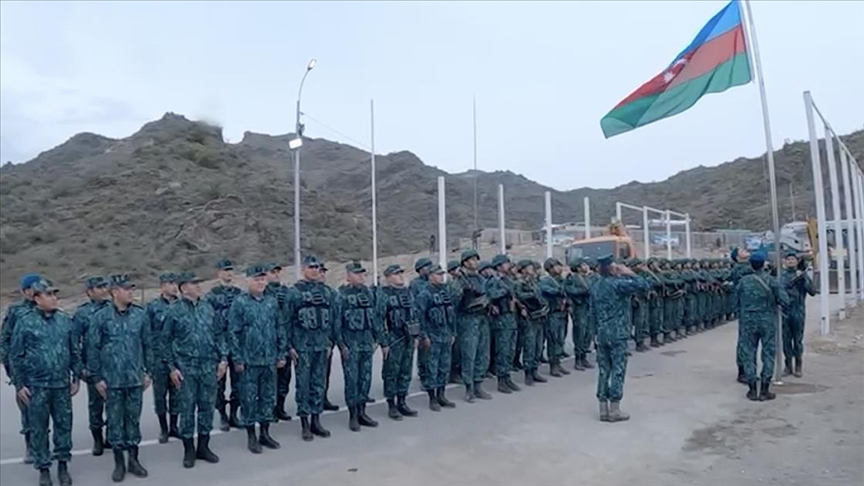 flamuri-i-azerbajxhanit-vendoset-ne-piken-e-kontrollit-kufitar-ne-fillim-te-korridorit-lacin-–-video