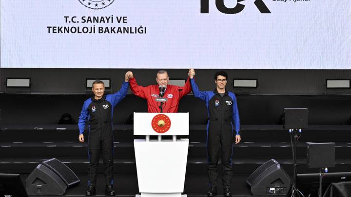 erdogan:-turqia-zgjodhi-astronautet-per-misionin-e-pare-hapesinor