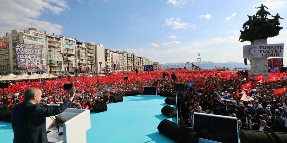 erdogan-mbledh-qindra-mijera-njerez-ne-bastionin-e-opozites-–-video