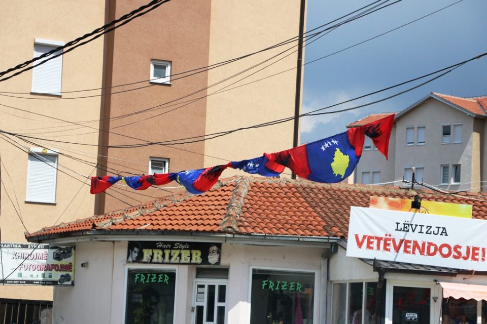 fitorja-e-shqiptareve-ne-veri,-vendosen-flamuj-te-rinj-kuq-e-zi-dhe-te-kosoves