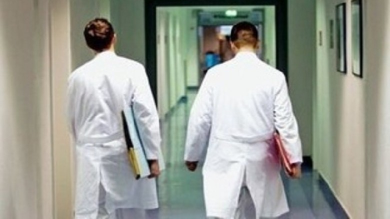 prokuroria-kerkon-paraburgim-ndaj-dy-mjekeve-per-marrje-te-ryshfetit-ne-spitalin-e-gjilanit