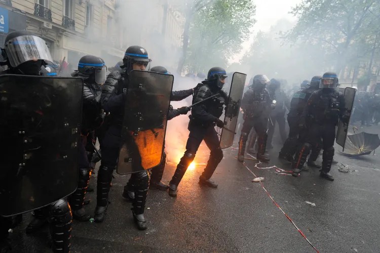 mbi-100-police-te-lenduar-ne-france-ne-protestat-per-1-maj-–-video