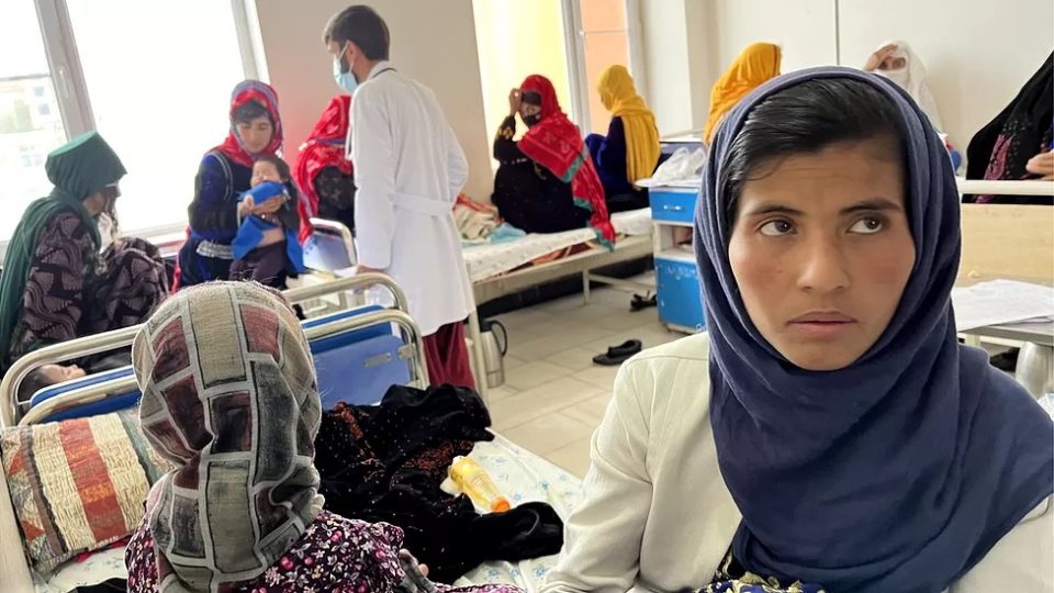 “nuk-mund-te-bejme-asgje-vecse-te-shikojme-foshnjat-te-vdesin”,-rrefimi-trondites-i-infermieres-afgane