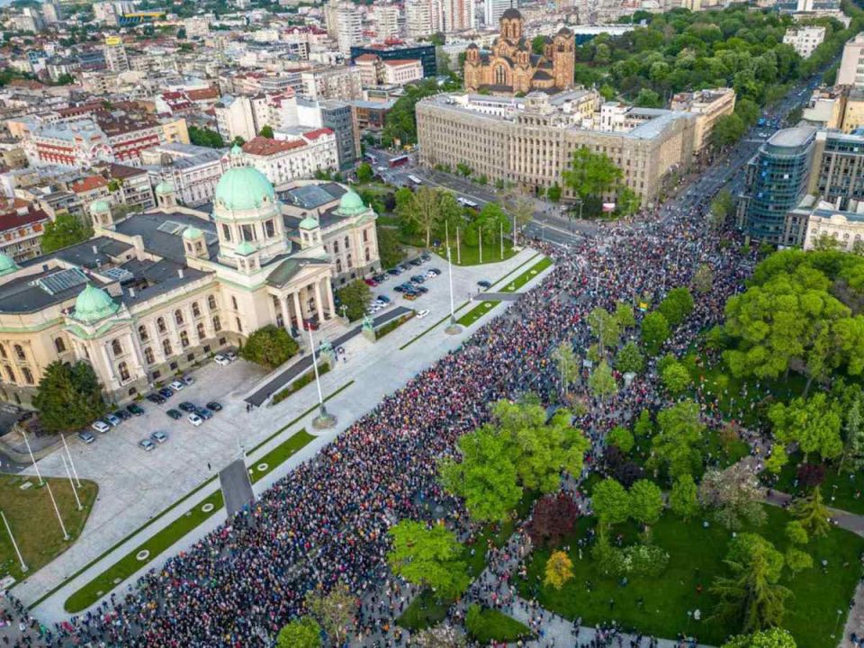 beograd-–-mijera-njerez-marshojne-ne-heshtje-kunder-dhunes-–-video