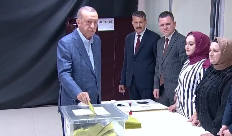 ne-mes-turmes-se-mbeshtetesve,-erdogan-voton-ne-stamboll-–-video