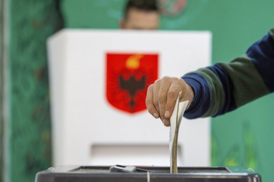 zgjedhjet-ne-shqiperi-–-probleme-ne-disa-zona,-pjesemarrja-18.94%-deri-ne-12:00