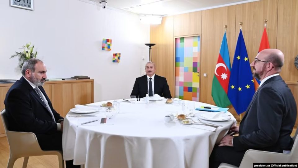 pas-rritjes-se-tensioneve,-lideret-e-armenise-dhe-azerbajxhanit-takohen-ne-bruksel