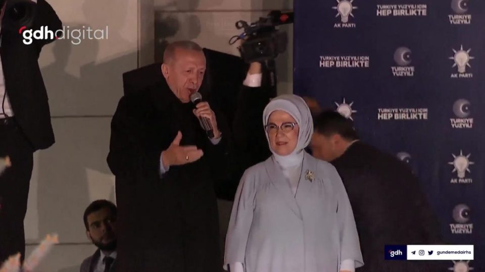 erdogan-u-paraqit-ne-seline-e-akp-se,-duke-kenduar-nje-kenge-–-video