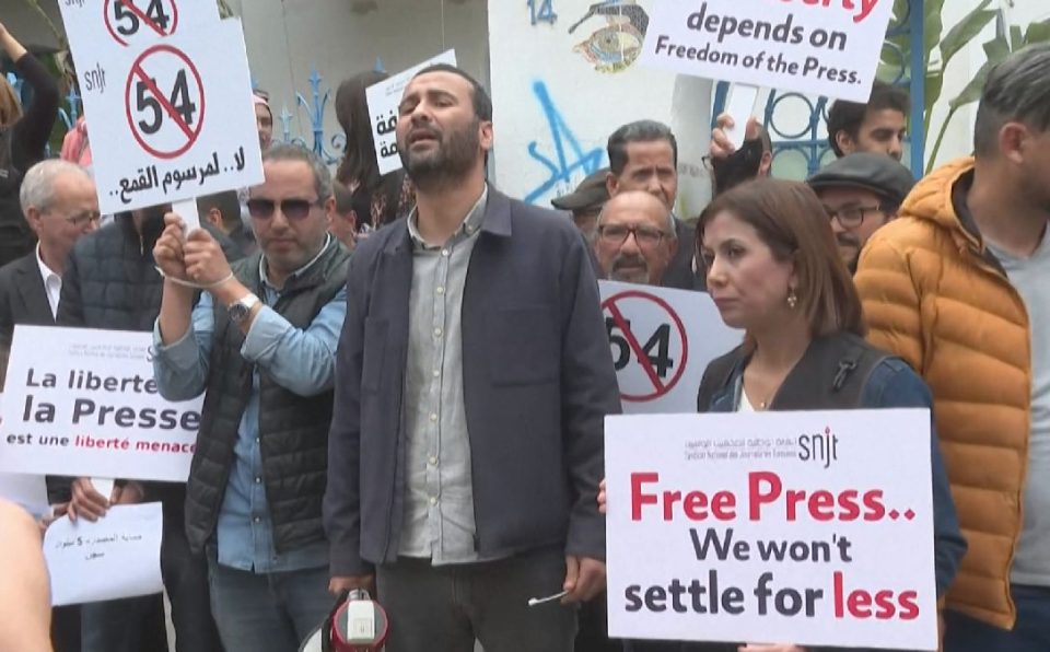 tunizi:-gazetaret-protestojne-ndaj-ligjeve-‘anti-terror’-qe-shenjestrojne-punen-e-tyre
