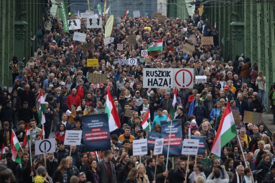 studentet-hungareze-kerkojne-rritjen-e-pagave-te-mesuesve-ne-marshim-proteste