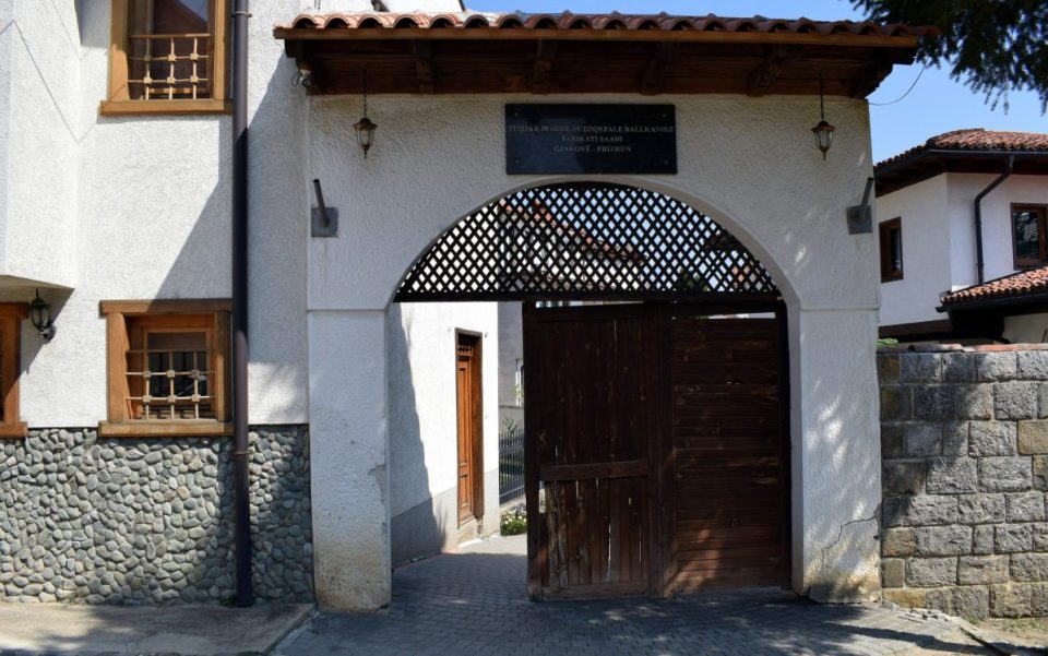 shehu-i-teqese-ne-gjakove,-raporton-ne-polici-se-iu-vodhen-ne-shtepi-200-mije-euro