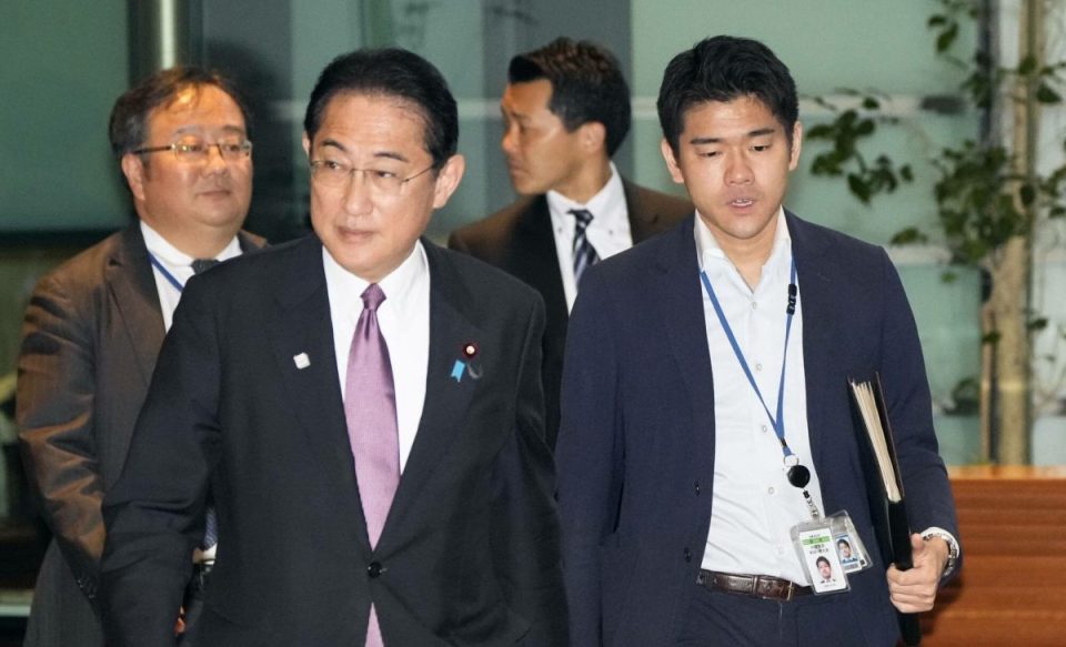 kryeministri-japonez-shkarkon-te-birin-nga-detyra-si-sekretar-politik