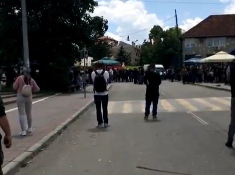 protestuesit-serbe-sulmojne-gazetaret-ne-leposaviq