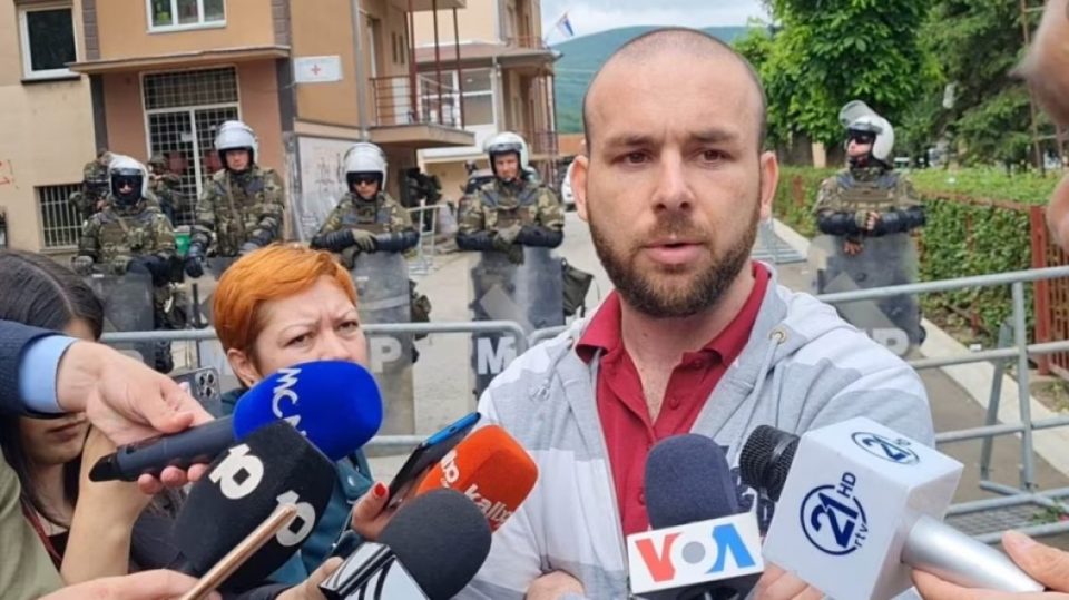 gazetare-shqiptare-e-serbe-mbrojne-pronarin-e-kafenese-ne-zvecan,-qe-u-hapi-deren