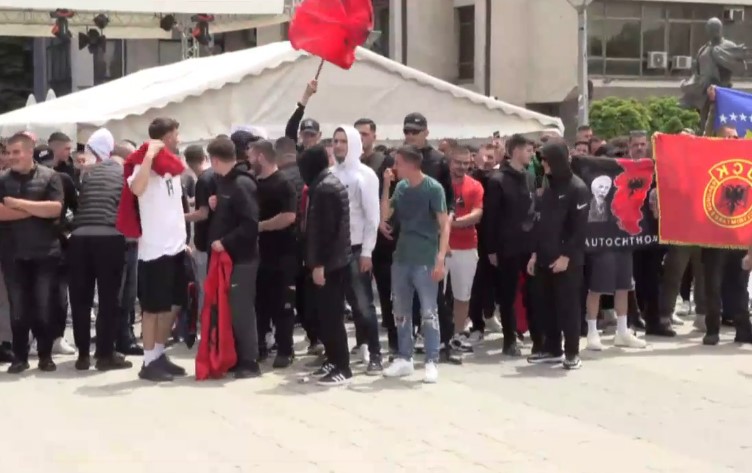 protesta-tek-ura-e-ibrit,-qytetaret-e-mbledhur-kendojne-“jo-nuk-ndahet-mitrovica”