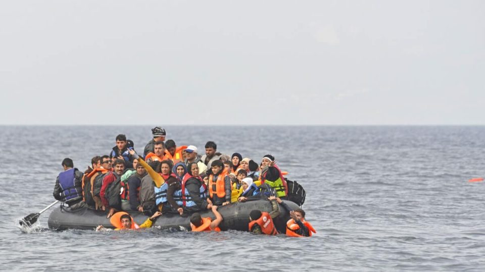 mbi-130-migrante-siriane-kalojne-lumin-evros-qe-ndan-turqine-dhe-greqine