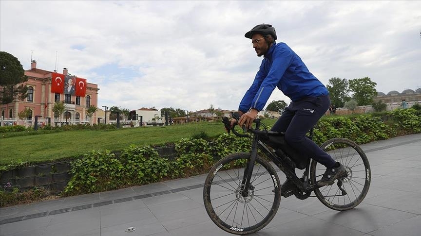 ne-haxh-me-biciklete:-francezi-me-origjine-marokene-arrin-ne-turkiye-gjate-rruges-per-ne-vendet-e-shenjta