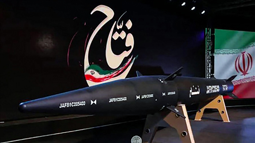 irani-prezanton-raketen-e-pare-balistike-hipersonike
