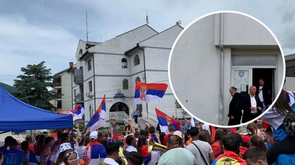 disa-qytetare-serbe-protestojne,-te-tjeret-kryejne-sherbime-ne-komunat-ne-veri