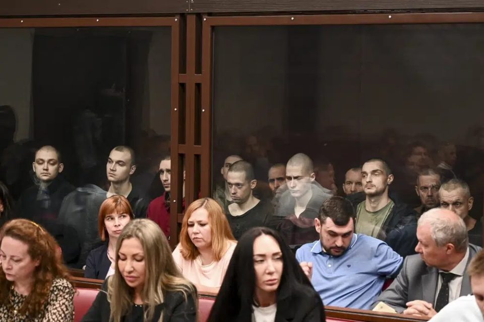 ushtaret-ukrainas-te-kapur-rob-ne-azovstal-nxirren-para-gjyqit-ne-rusi