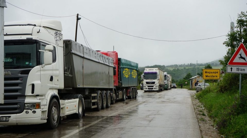 vendimi-per-ndalimin-e-transportit-te-mallrave,-kamionet-nga-serbia-po-presin-te-kalojne-kufirin-me-kosoven