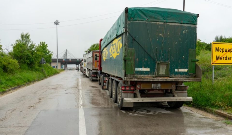 kamionet-me-mallra-serbe-as-sot-nuk-lejohen-te-hyjne-ne-kosove