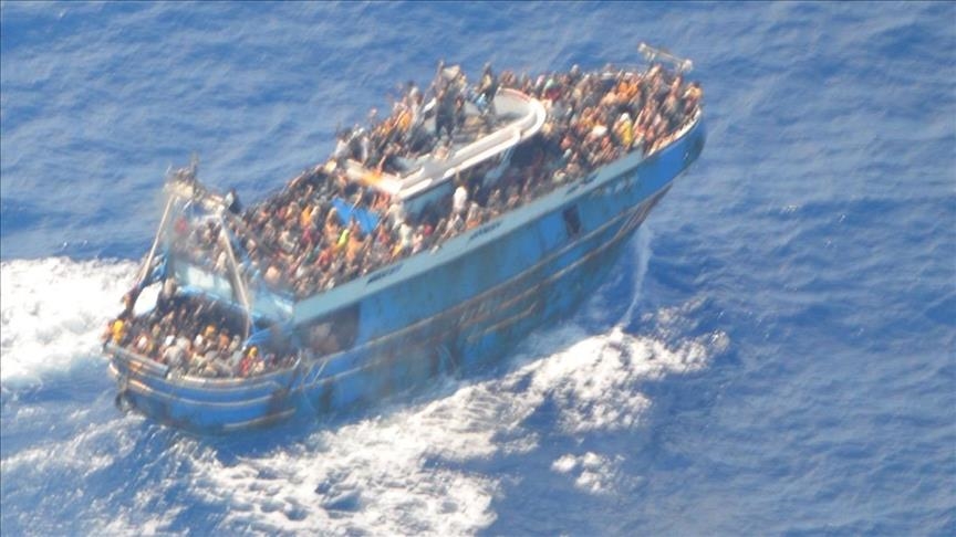 pretendohet-se-ekipet-greke-u-perpoqen-te-shtyjne-drejt-italise-anijen-qe-u-permbyt-ne-brigjet-e-greqise